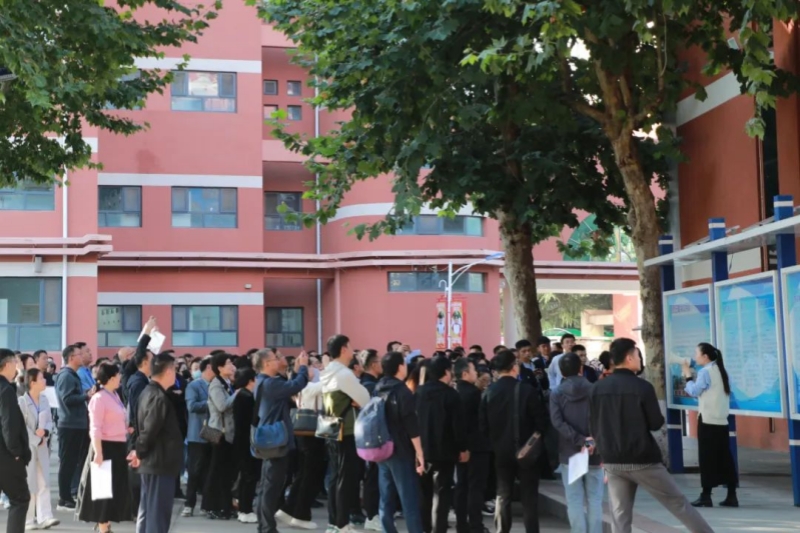 北京、江蘇等16省市460名教育同仁來精英中學參觀交流